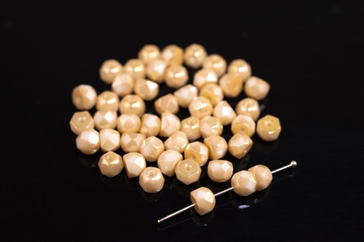 Бусины Hill beads 6мм, отверстие 0,5мм, цвет 03000/23903 белый мел, светлая вспышка, 722-017, около 10г (около 45шт) Бусины Hill beads 6мм, отверстие 0,5мм, цвет 03000/23903 белый мел, светлая вспышка, 722-017, около 10г (около 45шт)